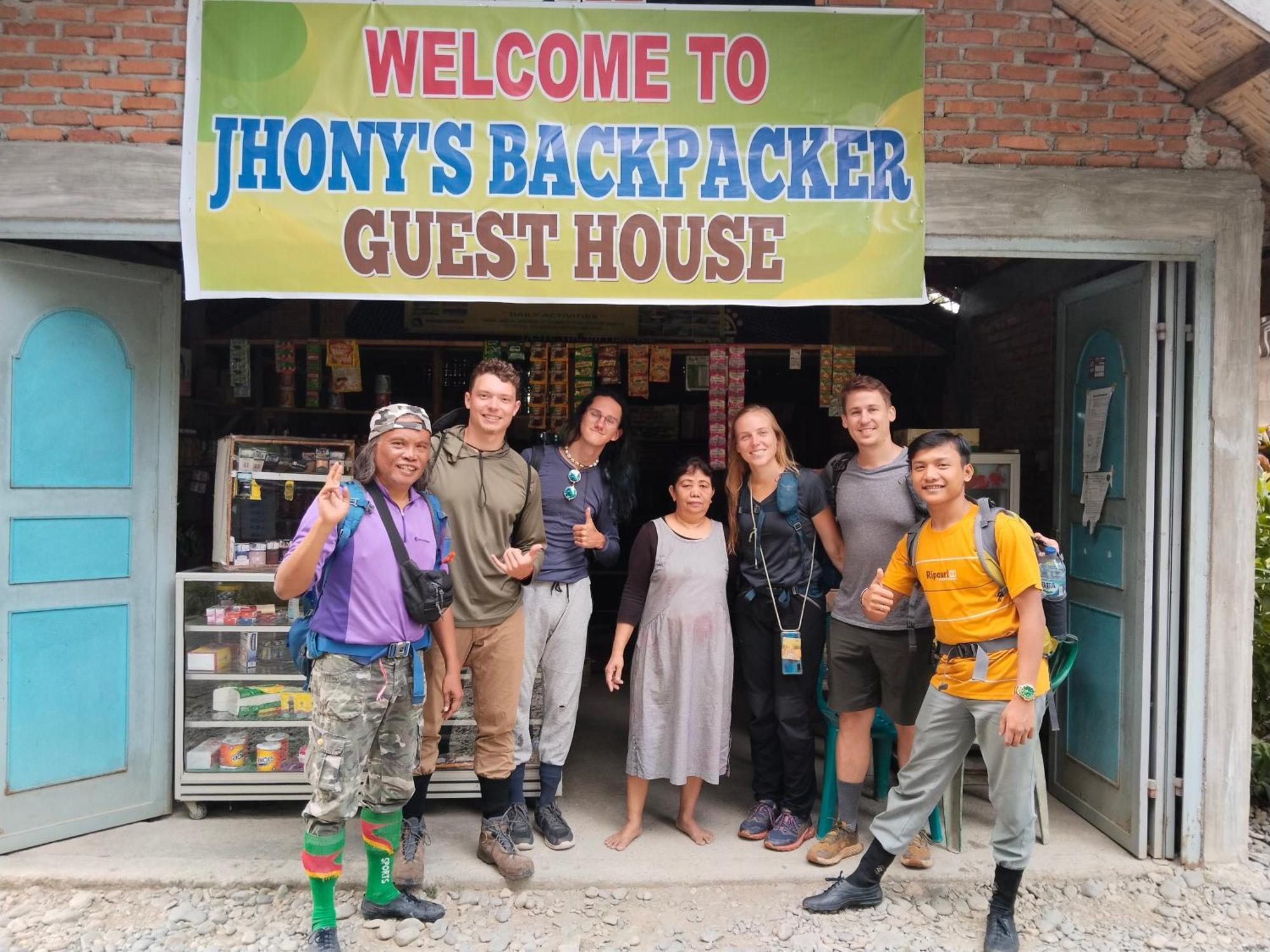 Jhony'S Backpacker-Guest House Only Stay Here Book Treking With Us Bukit Lawang Dış mekan fotoğraf