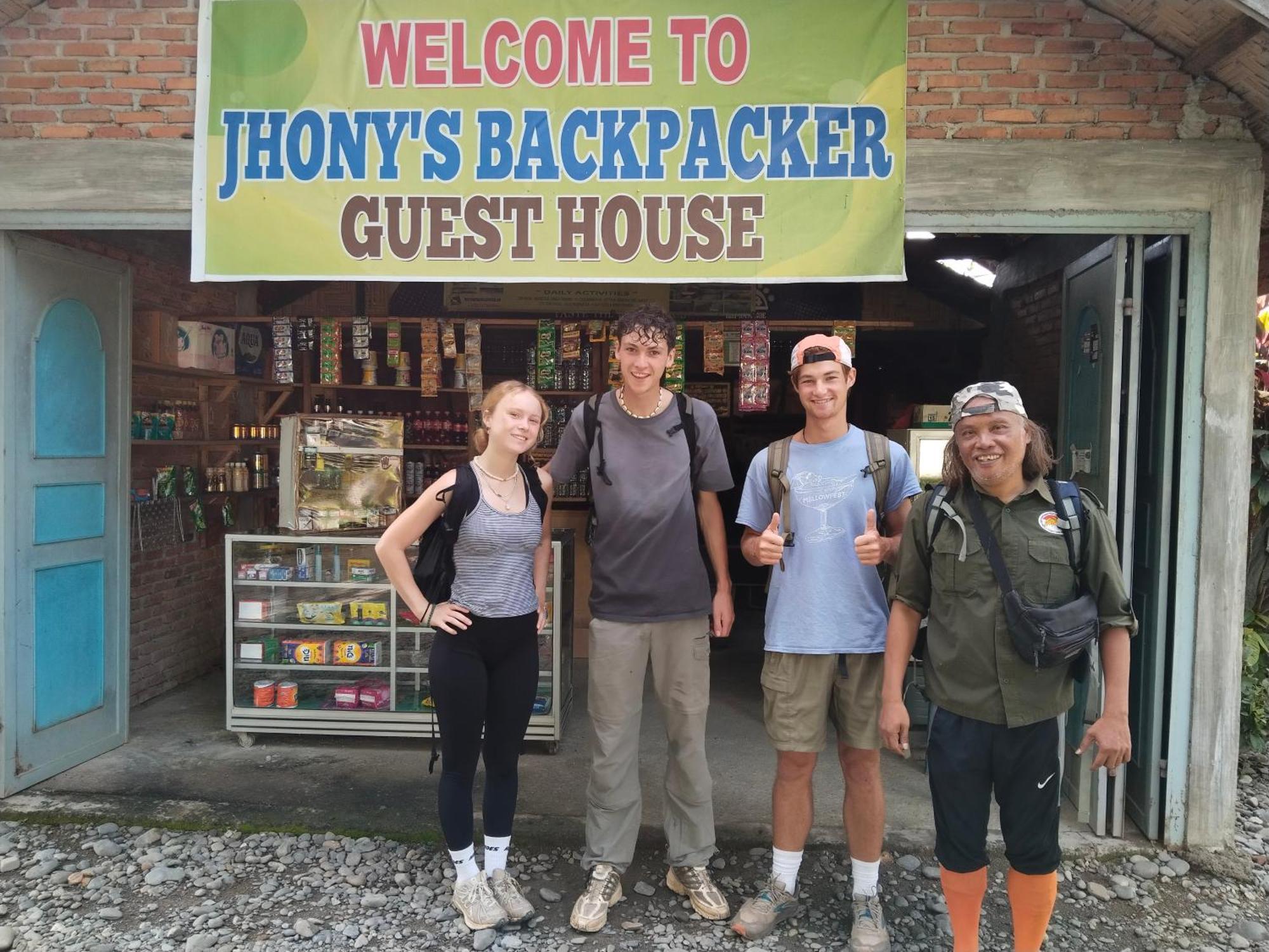 Jhony'S Backpacker-Guest House Only Stay Here Book Treking With Us Bukit Lawang Dış mekan fotoğraf