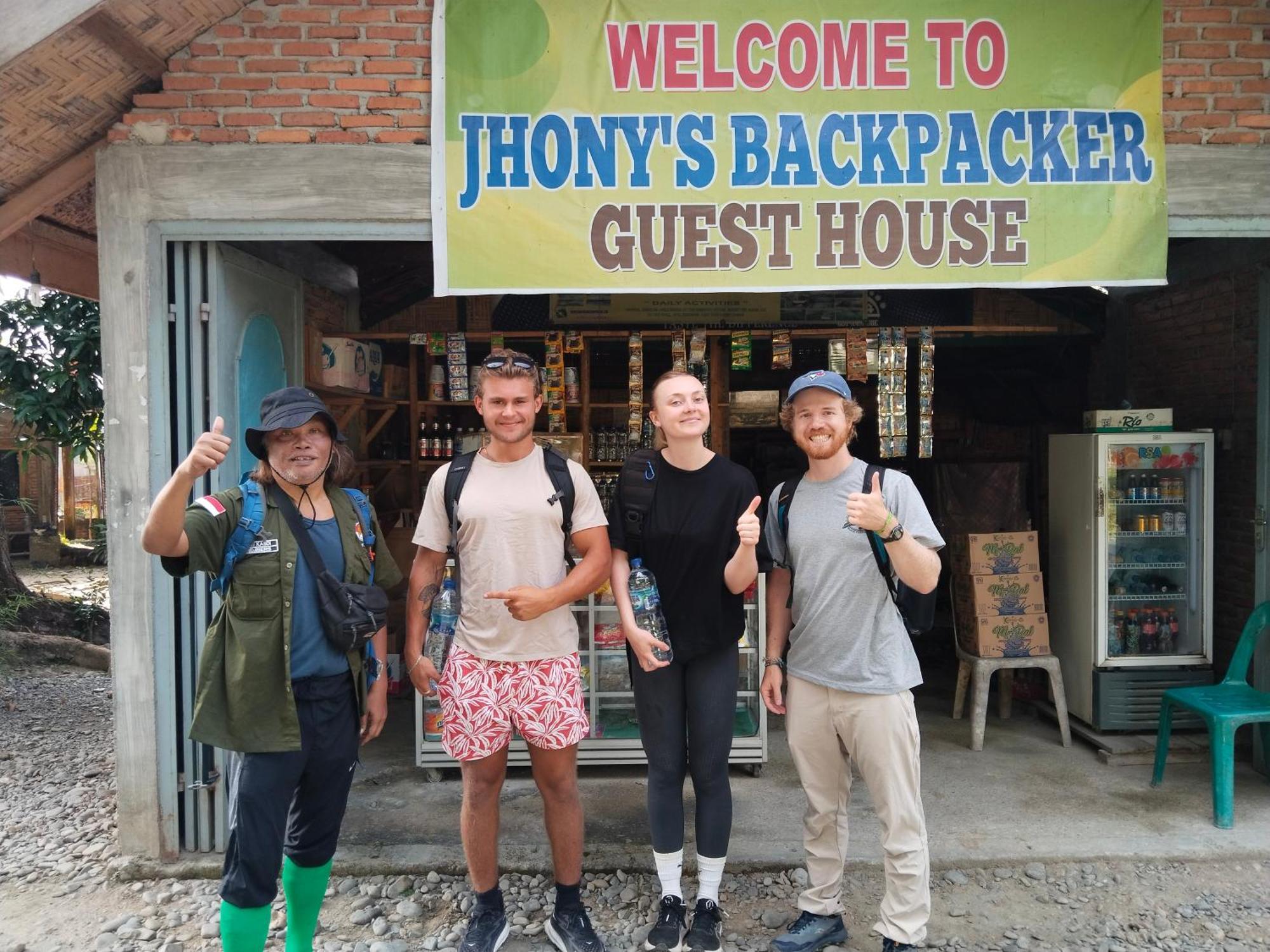 Jhony'S Backpacker-Guest House Only Stay Here Book Treking With Us Bukit Lawang Dış mekan fotoğraf