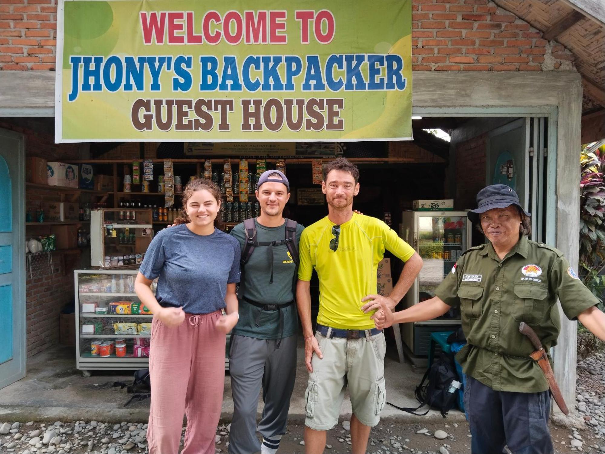 Jhony'S Backpacker-Guest House Only Stay Here Book Treking With Us Bukit Lawang Dış mekan fotoğraf